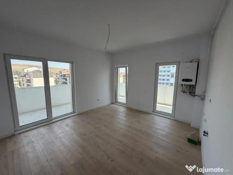 Apartament cu 3 camere semidecomandat în Florești