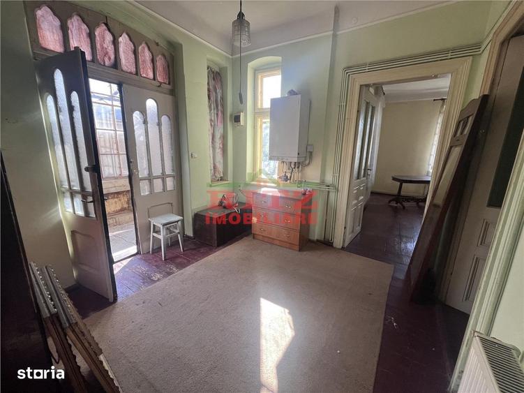 Casă cu 4 camere cu Teren 1623 Mp în Central
