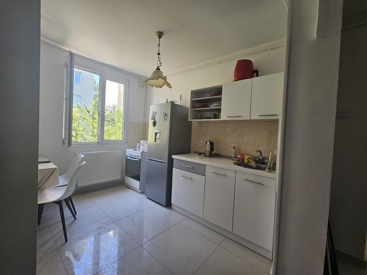 Apartament cu 4 camere decomandat în Berceni