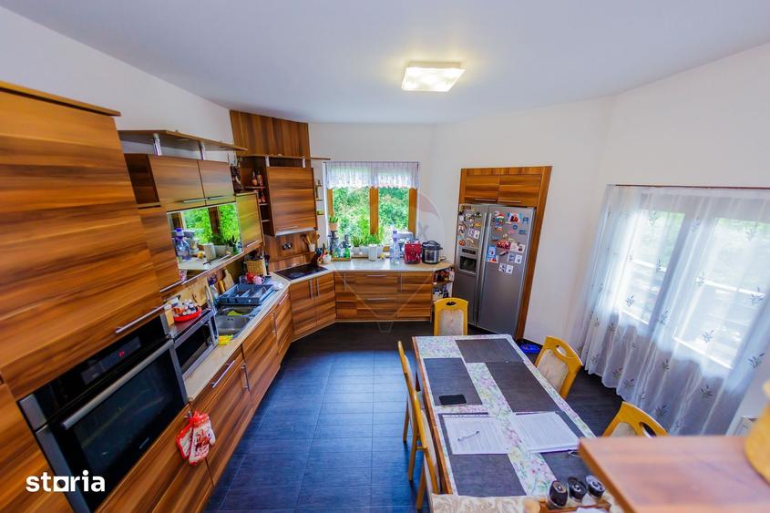 Casă cu 5 camere cu Teren 1108 Mp în Săsar