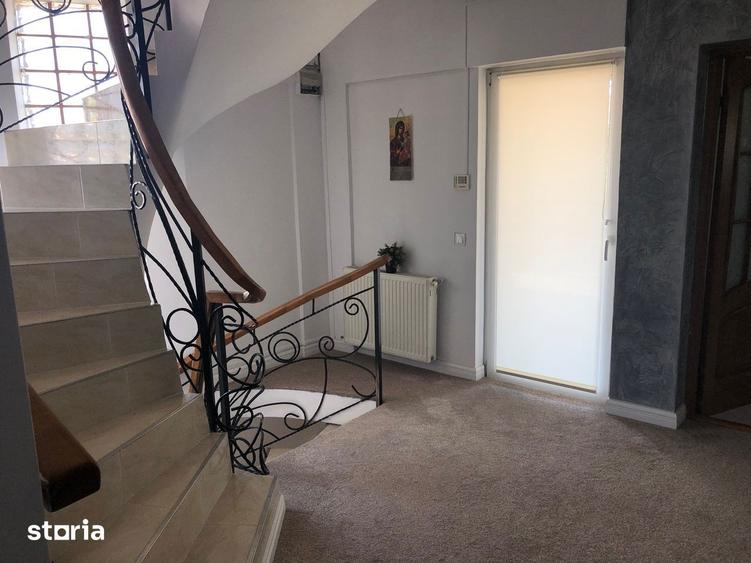 Casă cu 7 camere cu Piscina în Apărătorii Patriei