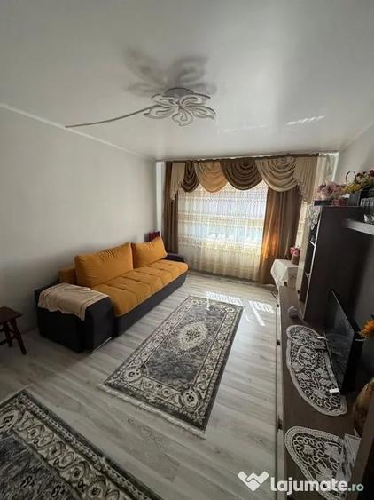 Apartament cu 3 camere decomandat în Poarta 6