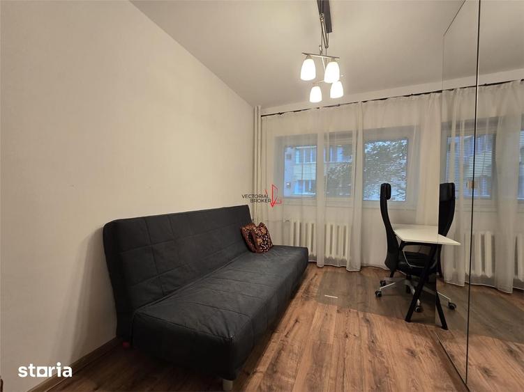 Apartament cu 4 camere decomandat în Tei
