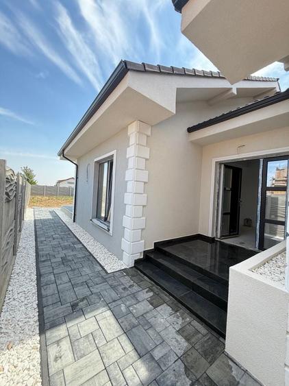 Casă cu 3 camere decomandat în Moșnița Nouă