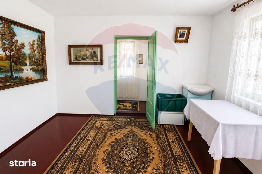 Casă cu 6 camere decomandat cu Teren 1100 Mp în Borca
