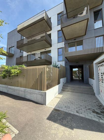 Apartament cu 4 camere decomandat, mobilat în Băneasa