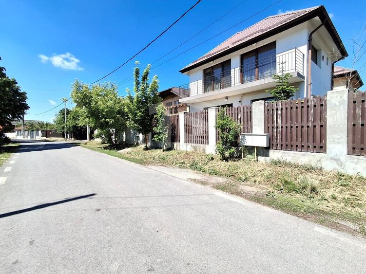 Duplex cu 4 camere cu Canalizare în Brănești