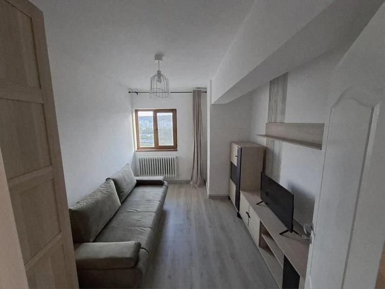 Apartament cu 3 camere decomandat, mobilat în Gară