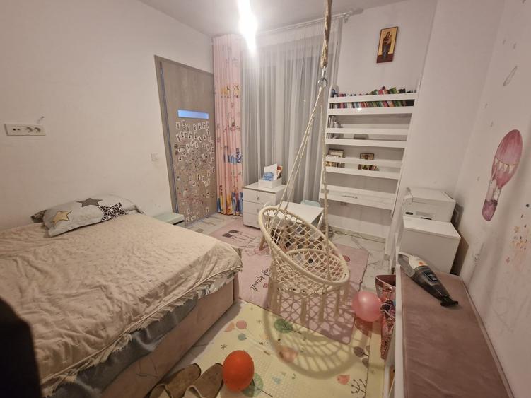 Apartament cu 3 camere semidecomandat, mobilat în Păcurari