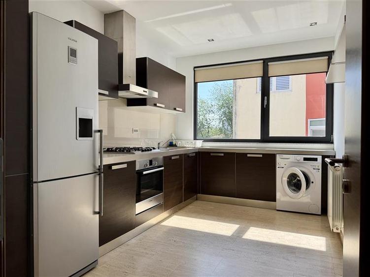 Apartament cu 4 camere decomandat în Dorobanți