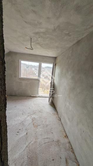 Casă individuală cu 4 camere cu Canalizare în Exterior Est