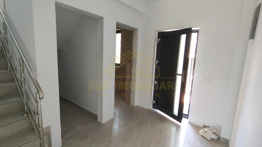 Casă individuală cu 5 camere cu Canalizare în Central