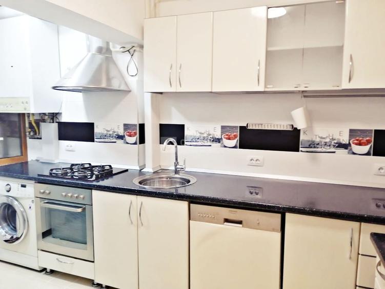 Apartament cu 3 camere decomandat, mobilat în Central