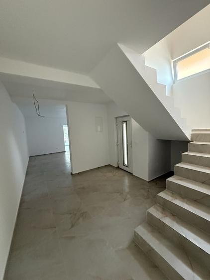 Casă cu 4 camere cu Teren 332 Mp în Ghiroda