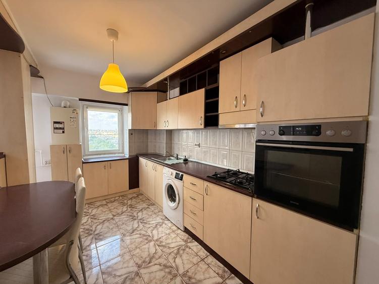 Apartament cu 3 camere decomandat, mobilat în Nicolina