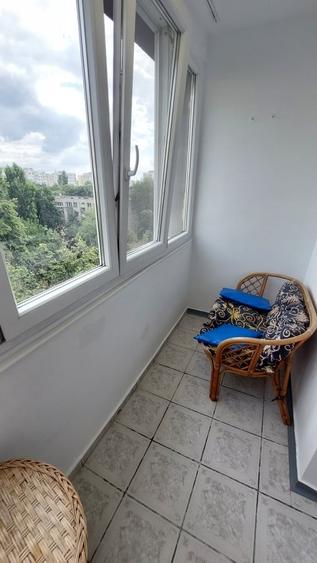 Apartament decomandat în Est