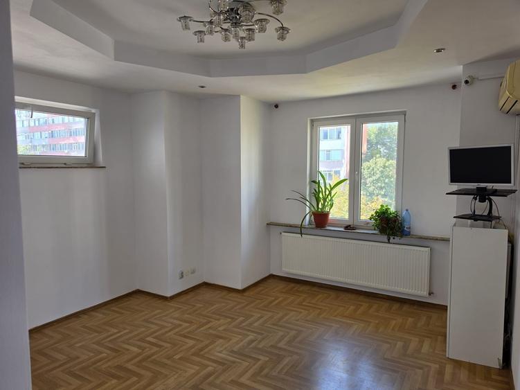 Apartament cu 4 camere semidecomandat în Mihai Bravu