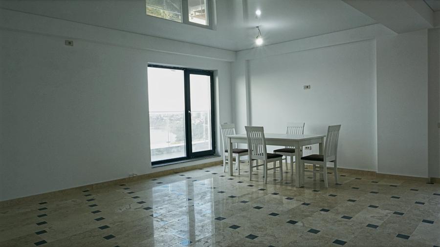 Penthouse cu 4 camere decomandat în Mamaia-Sat