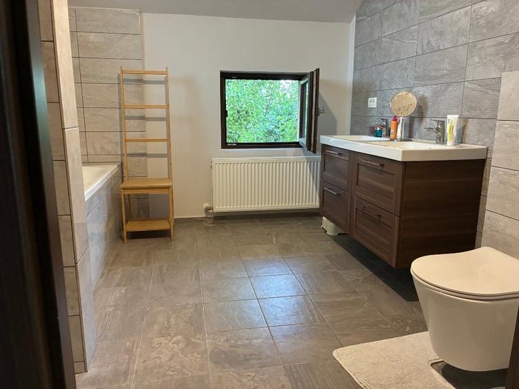Casă individuală cu 6 camere cu Canalizare în Dumbrăvița