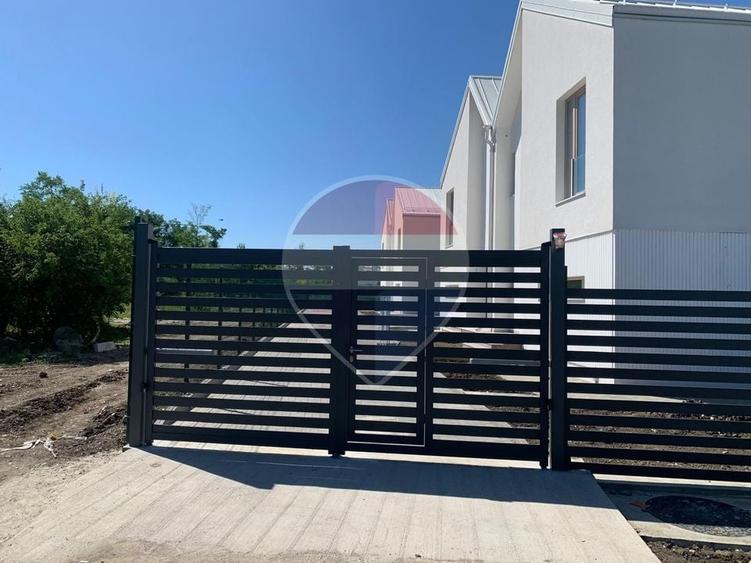 Duplex cu 4 camere cu Teren 250 Mp în Odăi