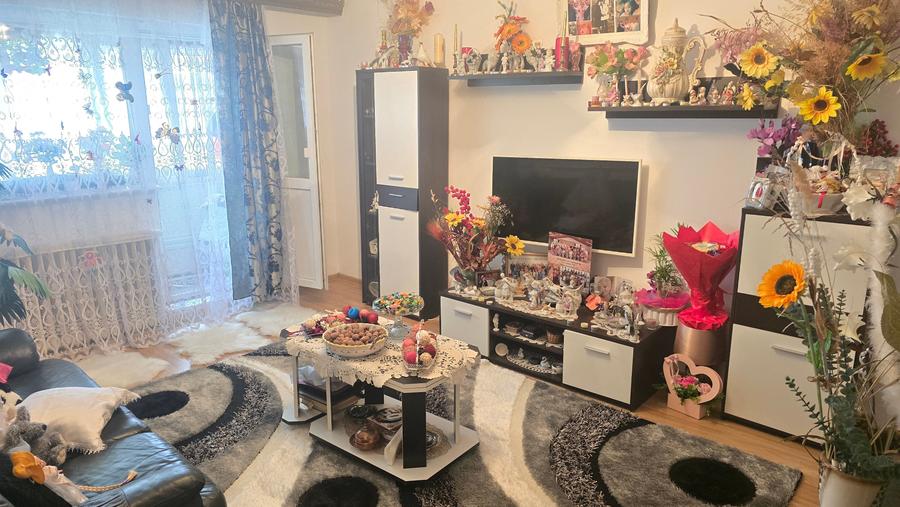 Apartament cu 3 camere decomandat în Bejan