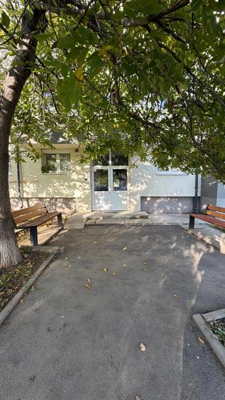Apartament cu 3 camere semidecomandat în 1 Decembrie