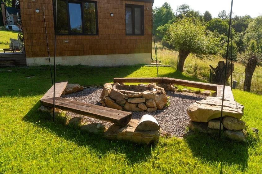 Casă individuală cu 5 camere cu Canalizare în Cacica