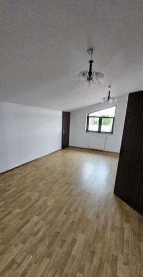 Casă individuală cu 8 camere cu Canalizare în Berceni