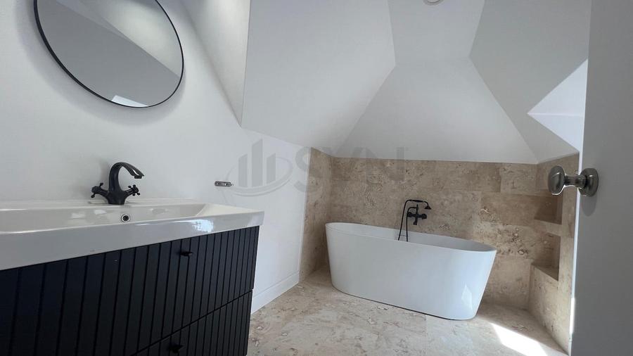 Casă individuală cu 11 camere cu Canalizare în Capitale