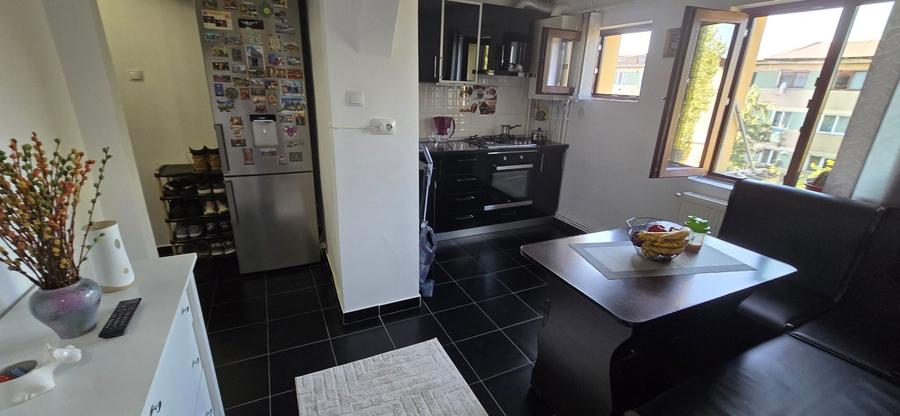 Apartament cu 3 camere nedecomandat, mobilat în Micro 9
