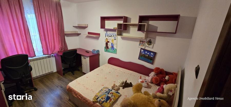 Apartament cu 4 camere decomandat în Central