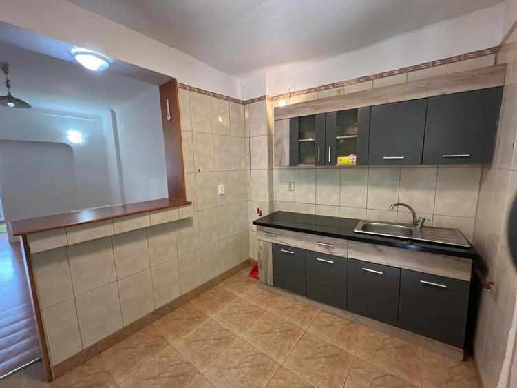 Casă individuală cu 8 camere cu Canalizare în P-ța Muncii