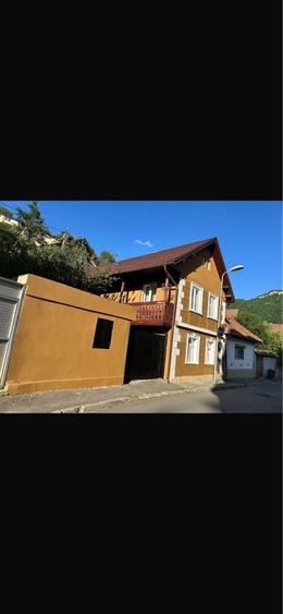Casă cu 4 camere în Drumul Carului