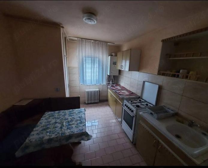 Apartament cu 3 camere decomandat, mobilat în Central