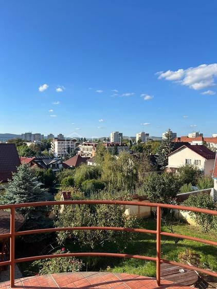 Casă individuală cu 7 camere cu Canalizare în Cornișa