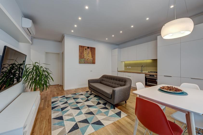 Apartament cu 3 camere semidecomandat în Cișmigiu