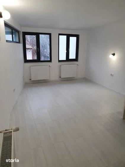 Casă cu 4 camere decomandat cu Teren 16.5 Mp în Gara de Nord