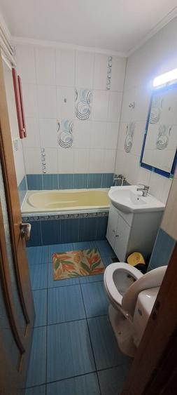 Apartament cu 3 camere semidecomandat, mobilat în Podu Roș