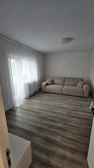 Apartament cu 6 camere decomandat în Drumul Taberei