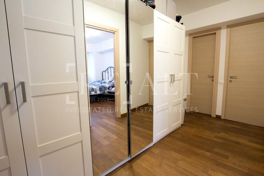Apartament cu 3 camere semidecomandat, mobilat în P-ța Victoriei