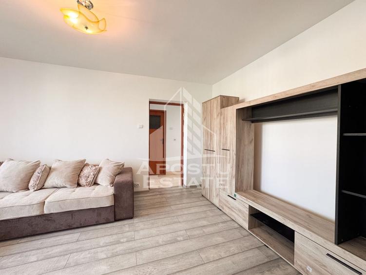Apartament cu 2 camere semidecomandat, mobilat în Micro 4