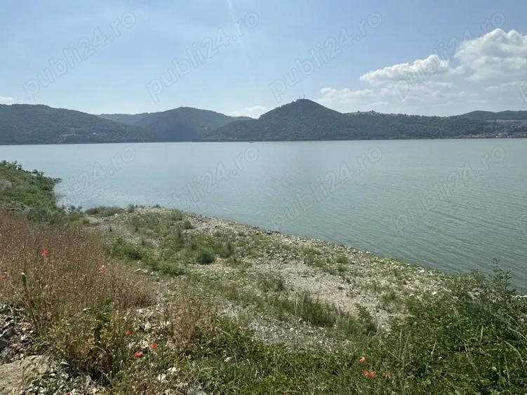 Teren de 1004 mp, în Svinița