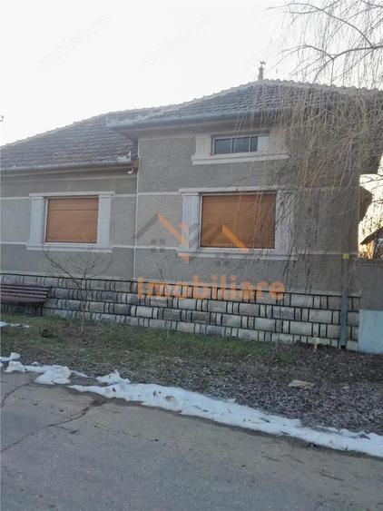 Casă cu 4 camere cu Teren 5526 Mp în Cheșa