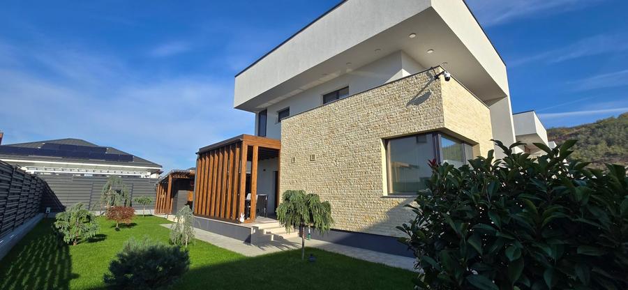 Casă individuală cu 4 camere cu Canalizare în Aninoasa