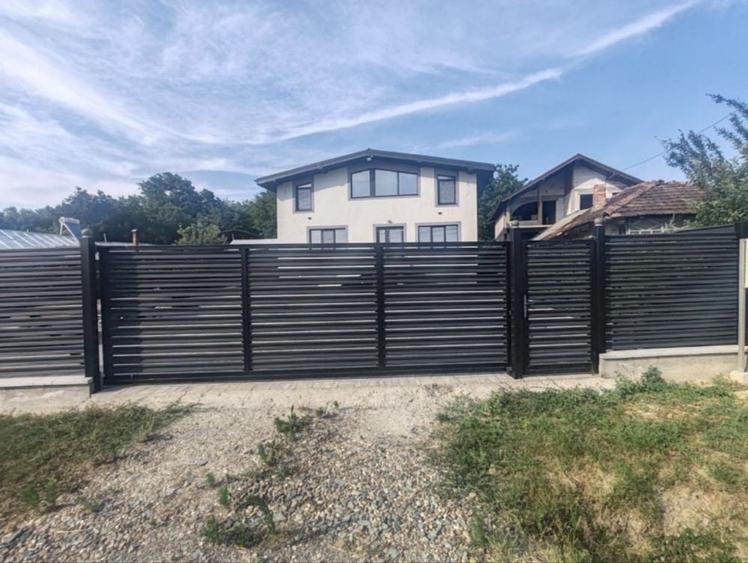 Spațiu comercial, de 396 mp, în Bălteni