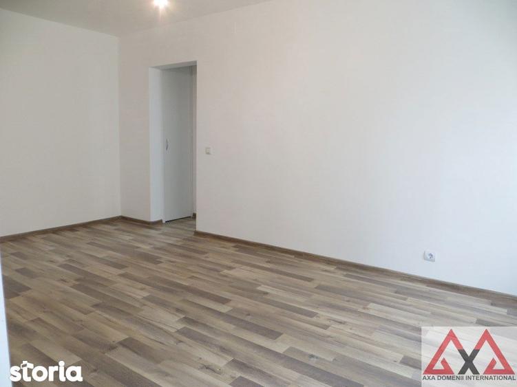 Apartament cu 4 camere semidecomandat în Berceni