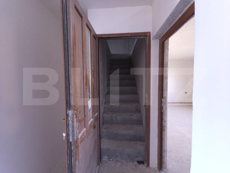 Casă individuală cu 5 camere cu Canalizare în Lazuri