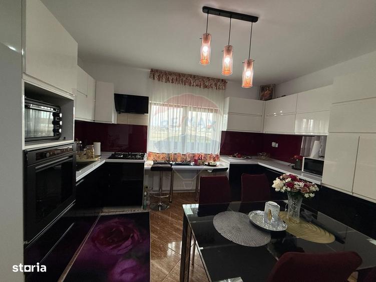 Casă cu 5 camere cu Teren 375 Mp în Șerbănești