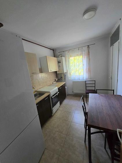 Apartament cu 3 camere semidecomandat în Olimpia-Stadion