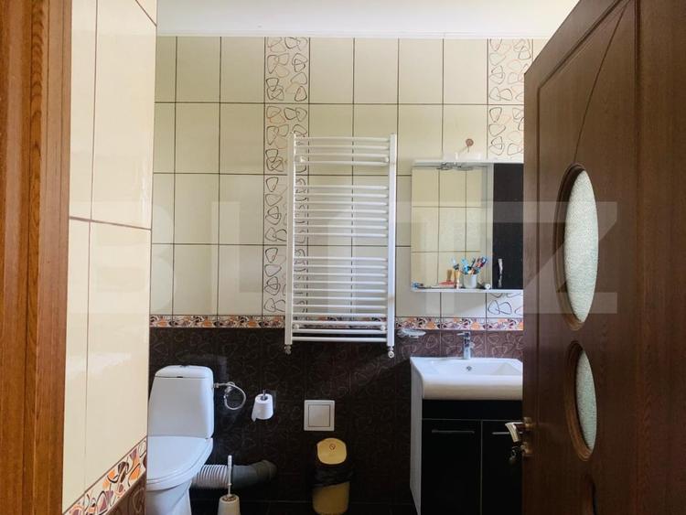 Casă individuală cu 7 camere cu Canalizare în Cârcea
